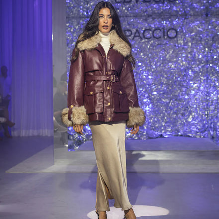 Casaco Efeito Pele com Cinto e Pormenores em Pelo